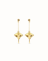 18K Gold Plated Metal Alloy Long Chain Earrings In The Shape Of A Stingray