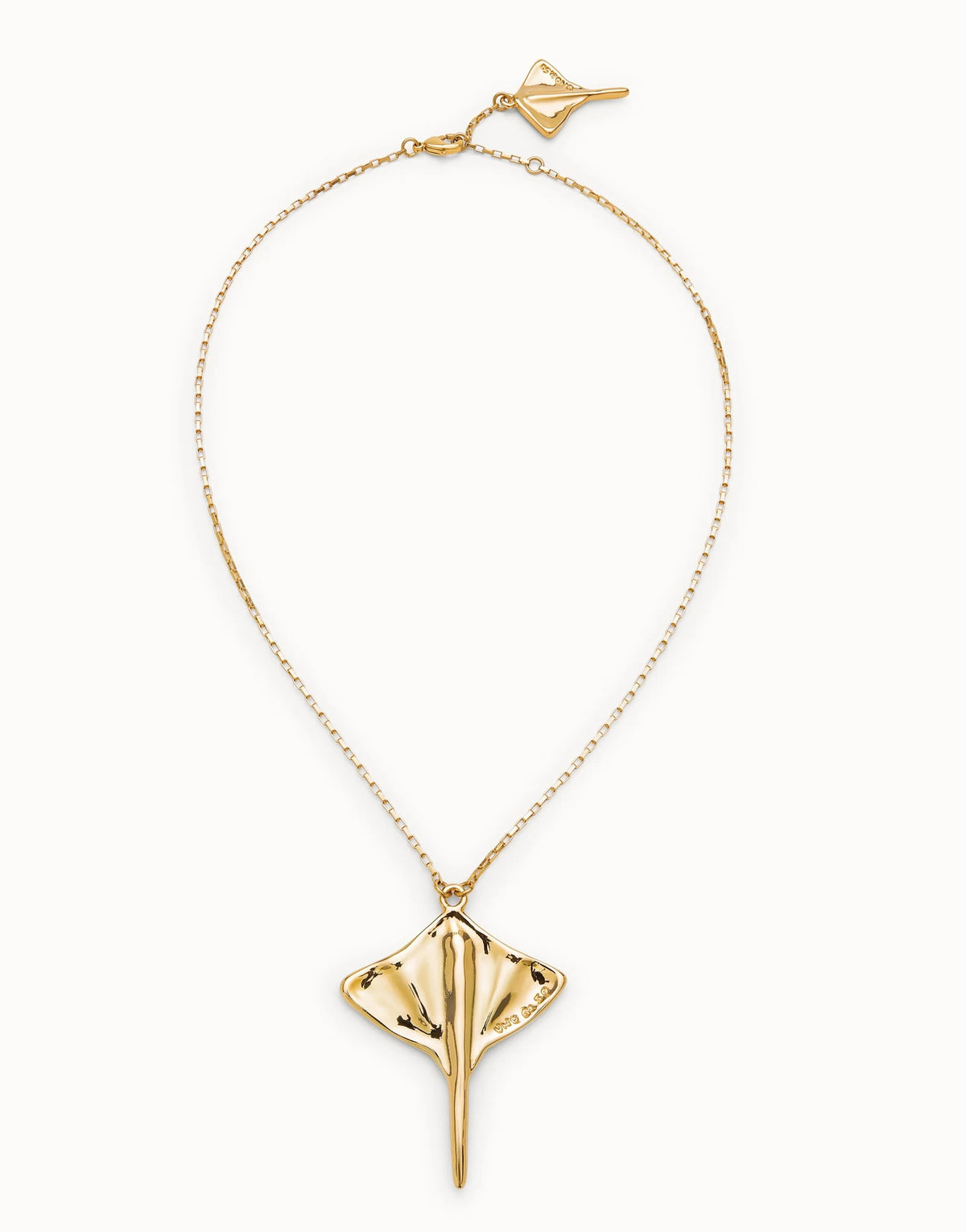 Short Chain Pendant With Stingray - Gold