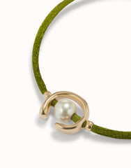 Dark Green Thread Bracelet With 18K Gold Plated Shell Pearl